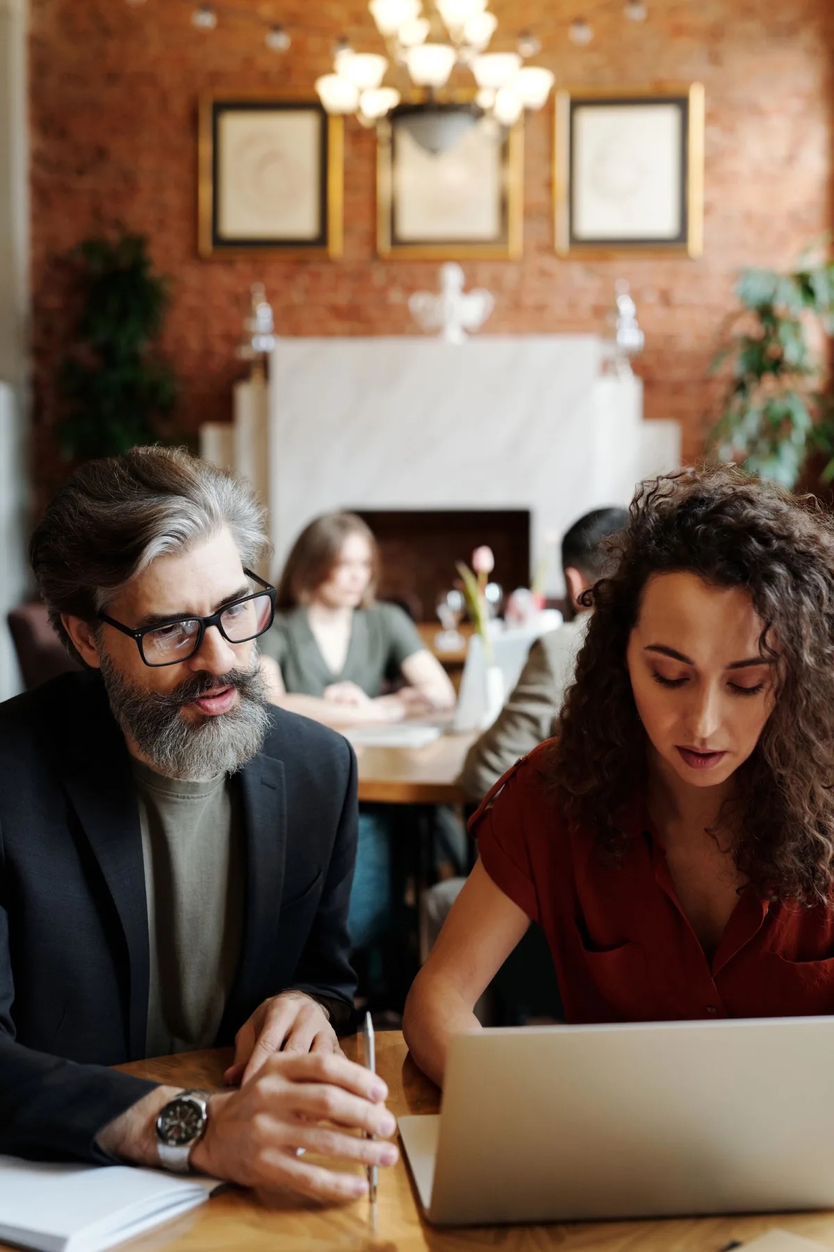 Due professionisti che consultano insieme un computer portatile