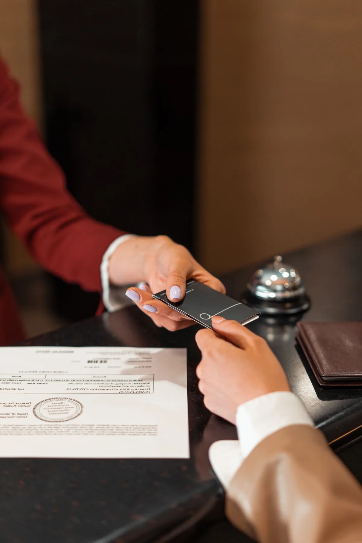 Receptionist di hotel che consegna la chiave della camera a un ospite